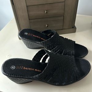BRAND NEW Bernie Mev black Kent wedge sandal sz 40/9.5